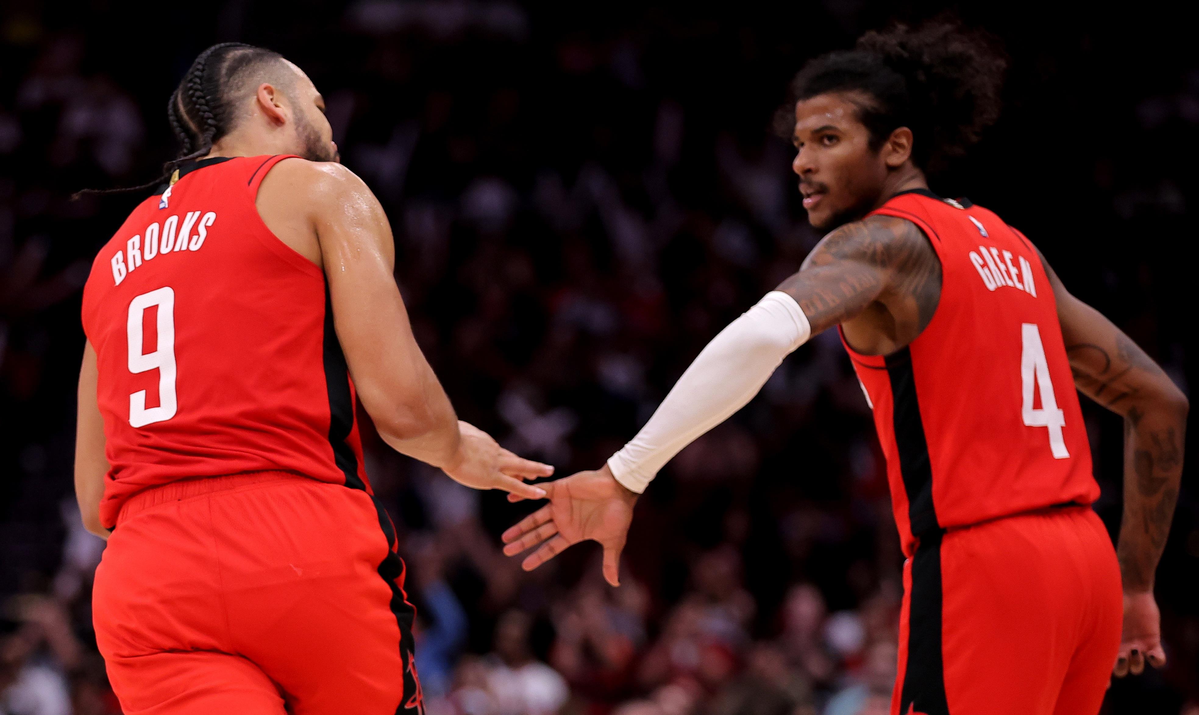 开云体育官方网站-包含火箭再胜马刺，继续追赶西部前四的词条