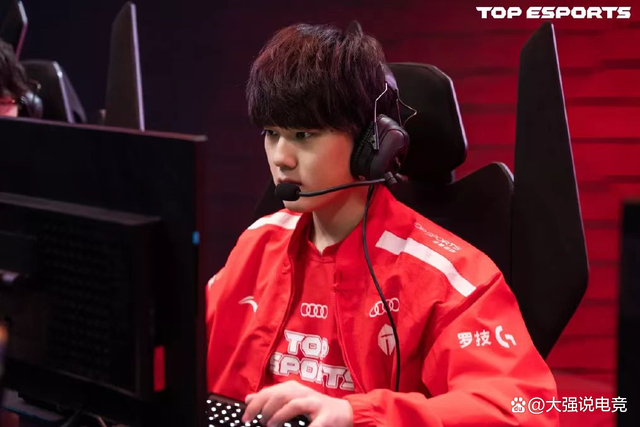 包含NS横扫DFM，JackeyLove线上压制力十足宿敌对决四强赛，让粉丝疯狂欢呼的词条